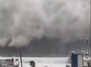 Восьмиметровые волны и улицы под водой: шторм прошёлся по всему Средиземноморью