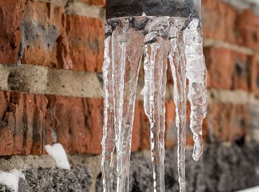 Повреждение труб может обойтись в сумму от 5 до 30 тысяч евро: как защитить свое жилище
