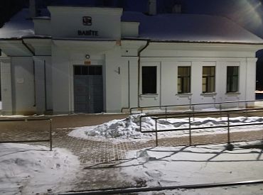 Издеваются над народом: людей не пускают погреться на ж/д станции — закрыто