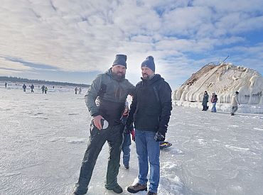 Герой, отзовись! Провалившийся под лед мужчина ищет своего спасителя (ФОТО)