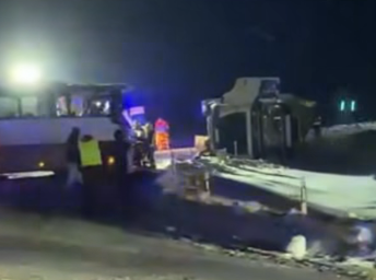 Лобовое столкновение фуры с автобусом: тяжелое ДТП на Лиепайском шоссе (ВИДЕО)