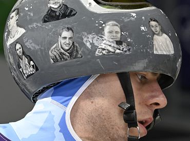 МОК снял с соревнований украинца за шлем с фотографиями погибших на войне