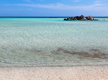 Розовый песок и бывшие пираты: названы лучшие пляжи Европы 2026!