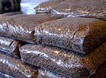 «Сколько нас ещё будут доить?» Жители в ужасе от цен на брикеты для отопления