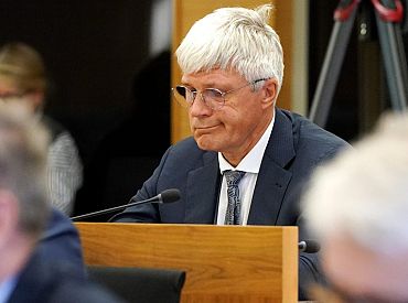 Ministrs atstādina pielaidi nesaņēmušo Rēzeknes mēru