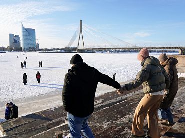 Drošības apsvērumu dēļ Rīgā cilvēkiem aizliegs uzturēties uz Daugavas ledus