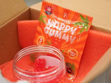 Школьники и студенты повадились заказывать из-за границы сладости с наркотиками: полиция