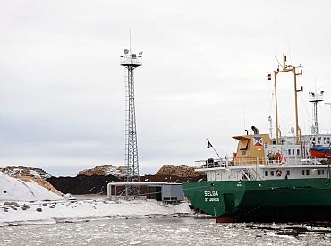 Лоцманское судно, севшее на мель у порта Скулте, до сих пор не снято