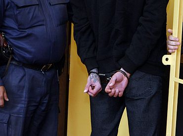 Kārsavā personu grupa, nodarot miesas bojājumus, mēģina izspiest naudu no trim personām