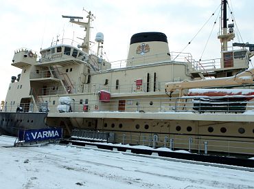 Команда ледокола «Варма» спасла людей с дрейфующей льдины в море