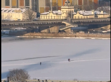 «Открылась пешеходная дорога?» Даугаву в центре Риги уже переходят по льду (ВИДЕО)