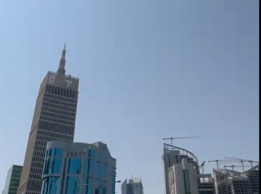 «Над нами летят военные самолёты. Русские недовольны, что пляж закрыли»: латвиец из Катара (ВИДЕО)