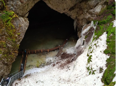 Лёд тает — и просыпается «убийца»? В пещере нашли бактерию возрастом 5000 лет, неуязвимую к 10 антибиотикам!