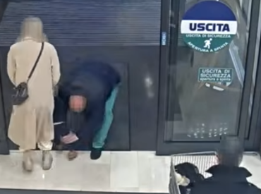 30 секунд ужаса в супермаркете: он схватил годовалого ребёнка — мать не выпустила (ВИДЕО)