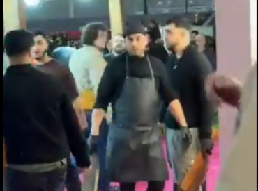 Сырная драка в Париже: фермеры пустили в ход..  доски для рокфора