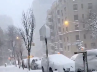 США парализовано рекордным снегопадом: отменены тысячи рейсов и закрыты школы