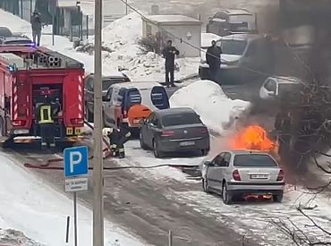 На Катлакална сгорело авто. Пожарные действовали оперативно (видео)