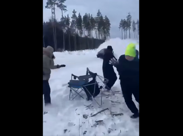 Какая жуть! На ралли Sarma 2026 машину понесло на зрителей. ВИДЕО