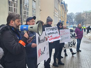 Pikets pret krievu valodas izskaušanu klientu apkalpošanā sapulcējis mazāk nekā 30 cilvēku