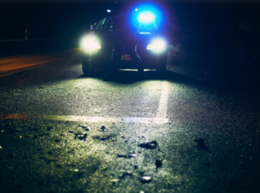 На парковке у магазина задним ходом сбил женщину и наехал на неё: подробности ДТП