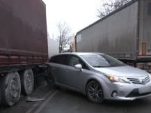 В Риге легковушку зажало между двух фур: подробности ДТП