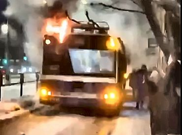 Троллейбус устал бороться со снегом и загорелся. Гололедица парализовала движение на мостах (видео)
