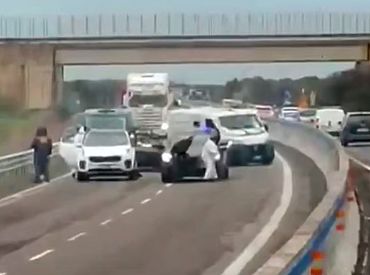 Как в кино: попытка ограбления броневика с деньгами — стрельба и взрыв (ВИДЕО)