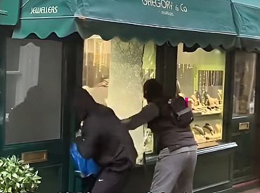 В Лондоне грабят ювелирные магазины уже средь бела дня! (ВИДЕО)