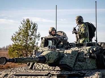 Будущая королева Швеции в Латвии стала стрелком БМП