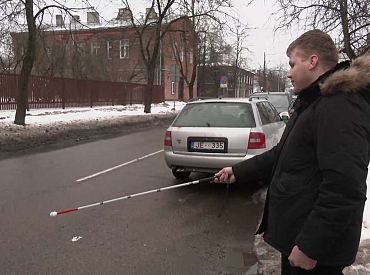 Слепой запутался в снегу и оказался под машинами: спасибо Рижской думе за уборку