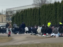 Уже и помолиться нельзя? Полиция расследует совершение массового намаза на тротуаре в Плявниеках (ВИДЕО)