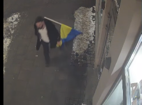 Узнаёте? Полиция разыскивает мужчину, сорвавшего украинский флаг со здания в Риге (ВИДЕО)