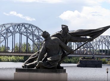 «У памятника русская аура»: что рижане думают о монументе бойцам революции 1905 года
