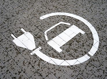 Aptauja: Latvijā 45% iedzīvotāju neplānotu elektroauto iegādi augstās cenas dēļ