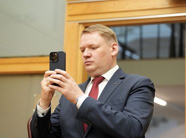 Это же влияние «русского мира» без танков! Смилтенс на суде цитирует Дугина