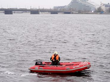 Daugavas apkārtnē turpina meklēt, iespējams, upē no Akmens tilta iekritušu cilvēku
