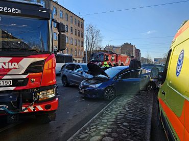 Жесткая авария в центре Риги: у машин оторваны колеса