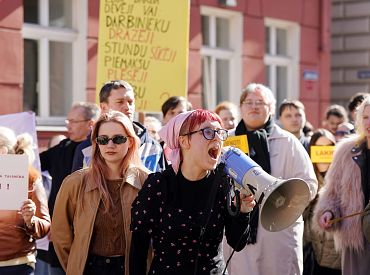 Vairāki desmiti cilvēku pie Saeimas protestē pret grozījumiem Darba likumā