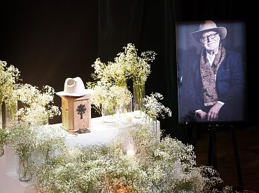 Rīgas Latviešu biedrības namā vairāki simti atvadījās no kinorežisora un scenārista Streiča