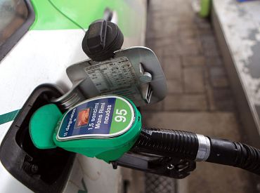 Цена на топливо в Латвии превысила 2 евро: что дальше?