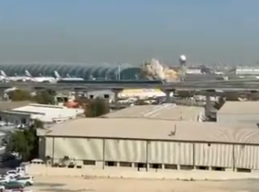 Самолёт airBaltic едва успел взлететь, как на аэродром Дубая рухнул беспилотник (ВИДЕО)