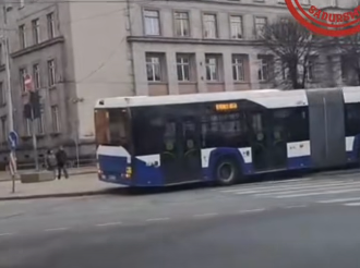 Satiksmes autobusa avārijā pretī Ministru kabinetam cietis šoferis