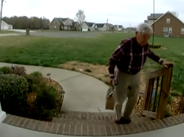 Видео с курьером довело людей до слёз — теперь ему собирают миллион