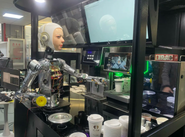 Это уже не шоу: в Китае роботы выходят на работу вместо людей