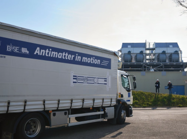 Они везли то, что исчезает при касании: учёные вывезли антиматерию на грузовике