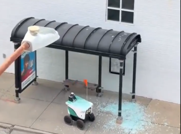 Буррито не доехало: роботы-курьеры начали врезаться в остановки — и это уже не первый случай