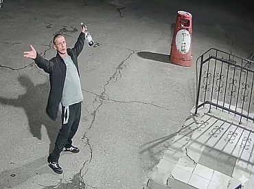 Приметы: пьяный и с бутылкой. Полиция ищет подозреваемого в поджоге на Маскачке