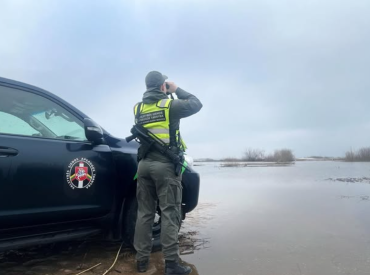Побежали дальше: попавшие в Латвию нелегалы застряли в литовском болоте у границ Польши