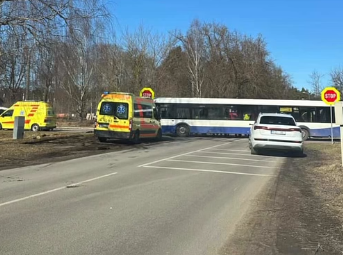 Столкнулись городской автобус и легковушка: ДТП в Риге (ВИДЕО)