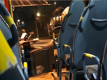 «Плати 27 центов или выметайся!» Бабушку-инвалида чуть не выбросили из автобуса: а что же зрители?